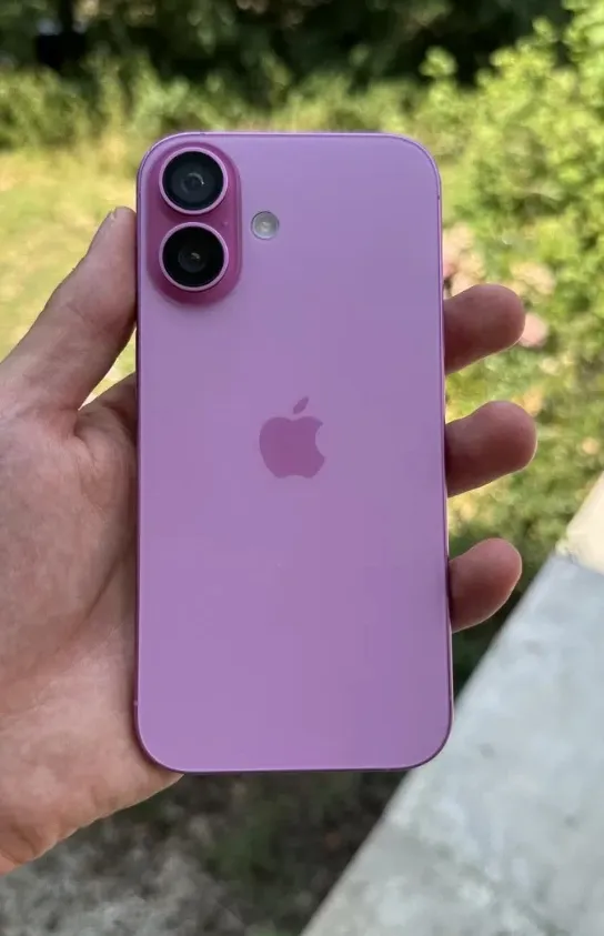 Après : la vitre arrière remplacée, le téléphone comme neuf